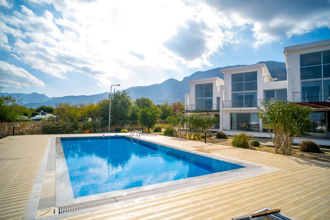 Spacious Three-Bedroom Apartment With Sea View A3 ไคริเนีย ภายนอก รูปภาพ