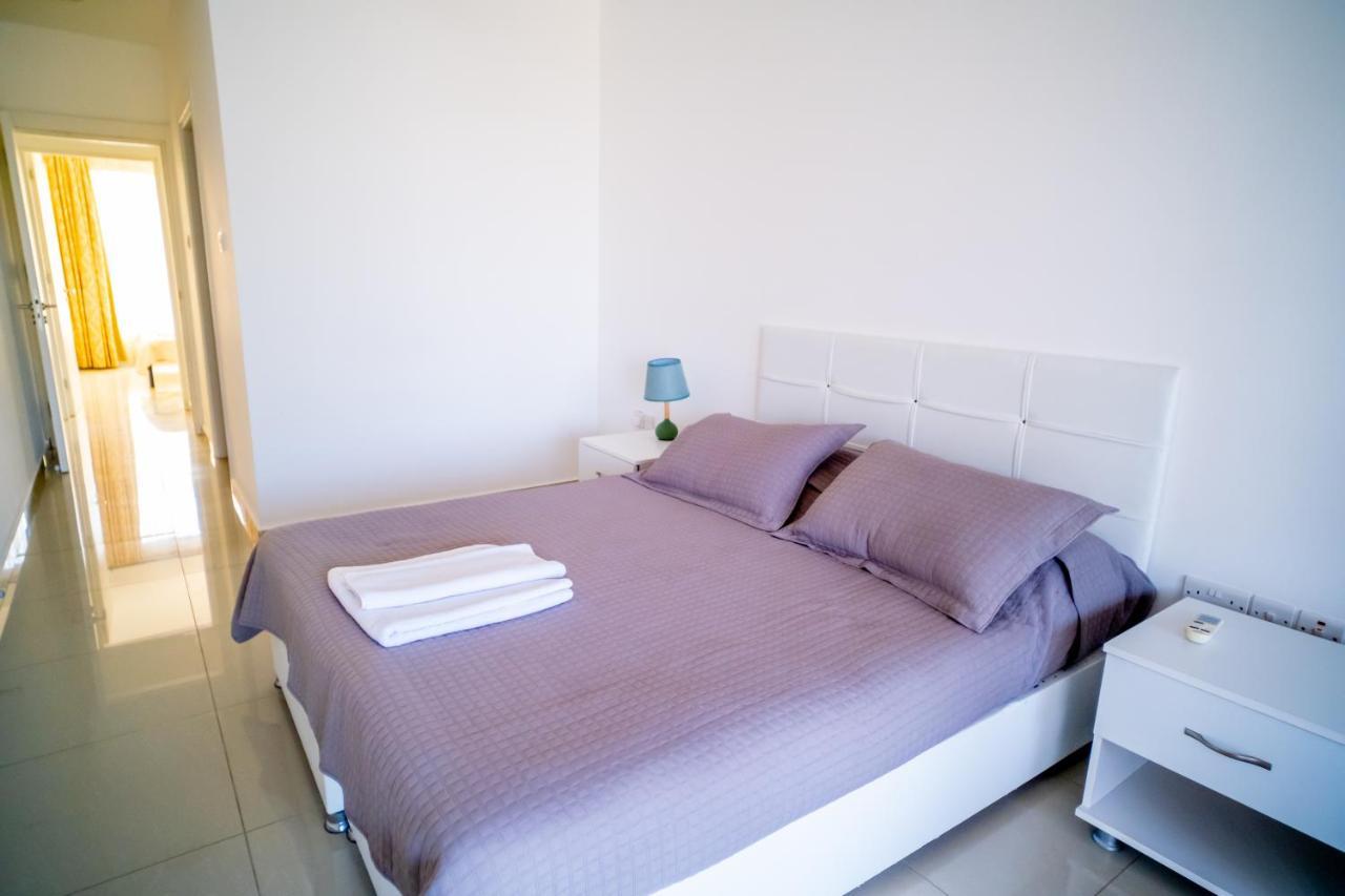 Spacious Three-Bedroom Apartment With Sea View A3 ไคริเนีย ภายนอก รูปภาพ