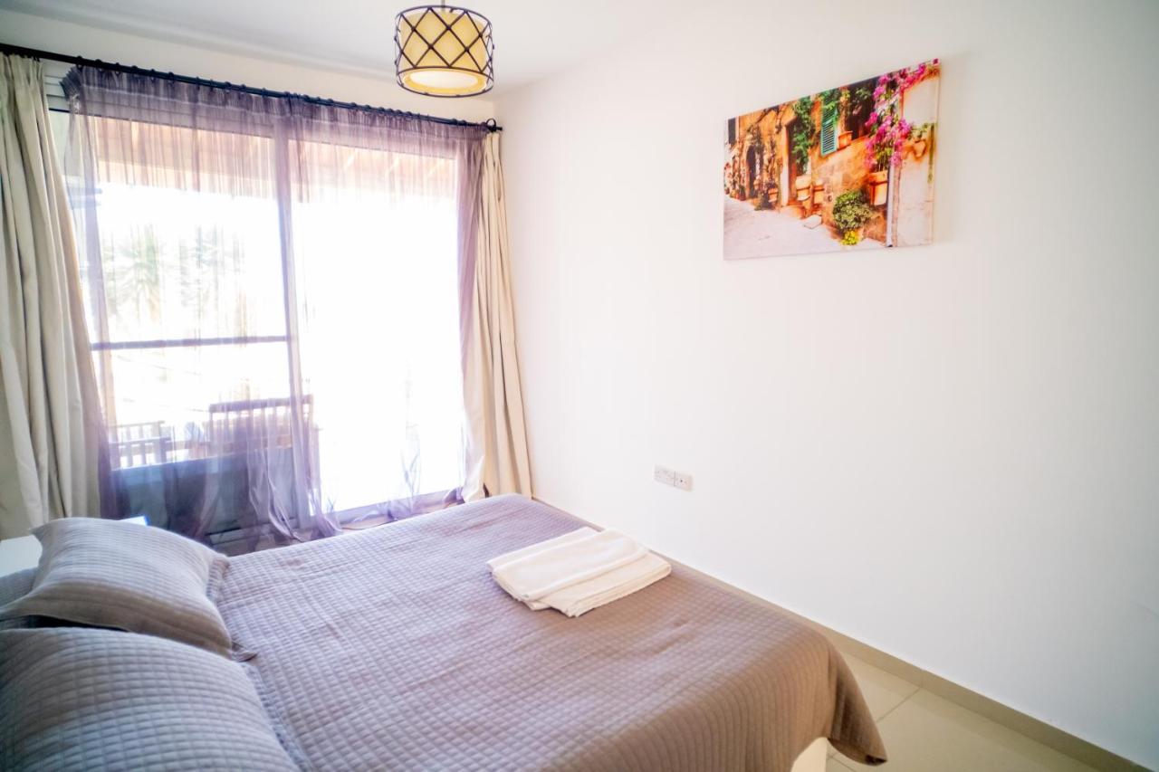 Spacious Three-Bedroom Apartment With Sea View A3 ไคริเนีย ภายนอก รูปภาพ