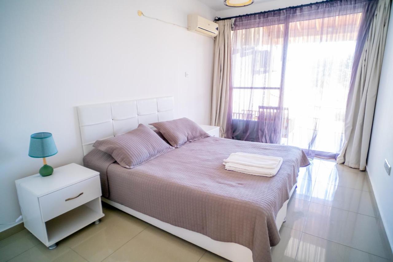 Spacious Three-Bedroom Apartment With Sea View A3 ไคริเนีย ภายนอก รูปภาพ