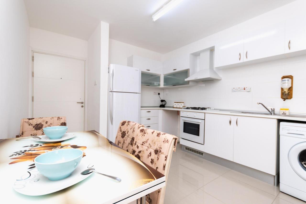 Spacious Three-Bedroom Apartment With Sea View A3 ไคริเนีย ภายนอก รูปภาพ